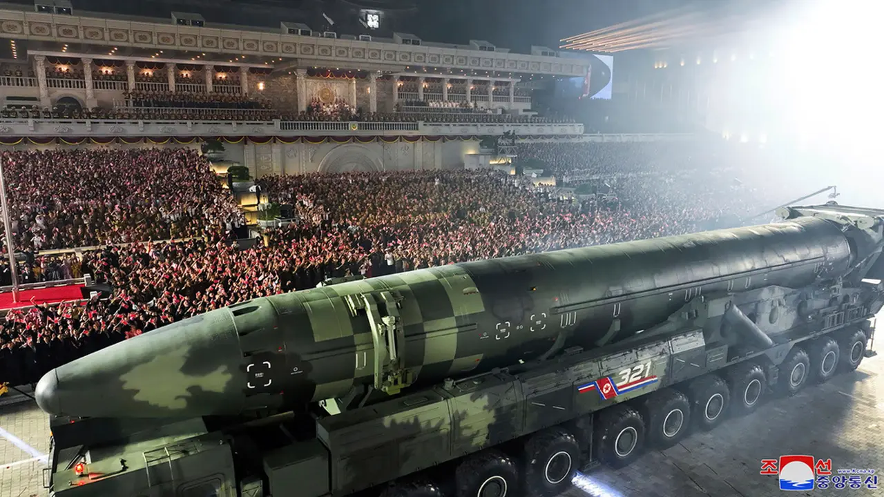 Korea Utara Pamer Rudal Nuklir dalam Parade Militer 70 Tahun Gencatan Senjata Perang Korea