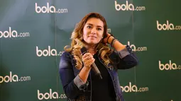 Amanda Gonzales saat wawancara peluncuran album barunya di Kantor Bola.com, Gondangdia, Jakarta,Senin (23/11/2015). (Bola.com/Nicklas Hanoatubun).