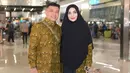 Anang dan Ashanty resmi bertolak ke Tanah Suci untuk menunaikan ibadah haji melalui Bandara Soekarno-Hatta, Tangerang. Ashanty pun mengenakan kerudung panjang hitam dengan outer seragam motif batik. [@ashanty_ash]