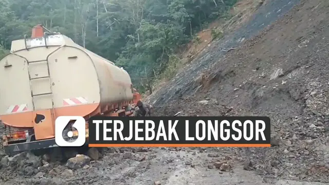 Sebuah mobil pengangkut bahan bakar minyak (BBM) terjebak di reruntuhan longsor di Mandailing Natal. Proses evakuasi dilakukan dengan bantuan kendaraan alat berat.