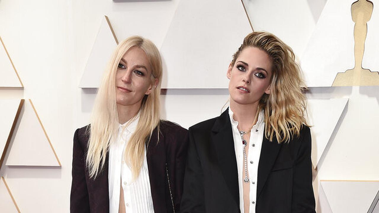 Dylan Meyer dan Kristen Stewart dalam Piala Oscar 2022. (Jordan Strauss/Invision/AP)