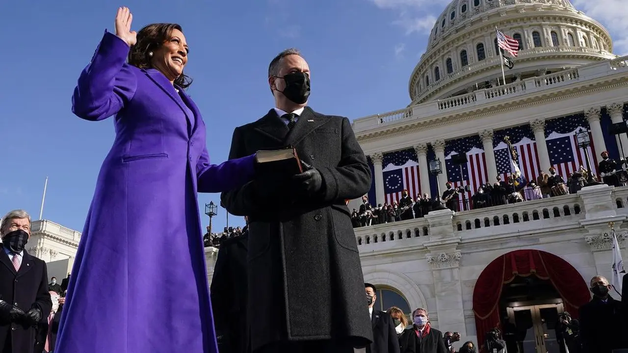 Penampilan Kamala Harris saat dilantik menjadi Wakil Presiden Amerika Serikat menggunakan karya-karya desainer kulit berwarna