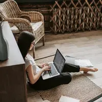 Wanita dapat membuat bisnis di dunia digital dengan mudah. (Foto: Pexels/Vlada Karpovich)