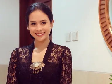 Pemilik nama lengkap Ayunda Faza Maudya ini memang pandai memadupadankan busana. Saat mengenakan kebaya, ia pun tampil menawan. Setelan kebaya berwarna hitam membuat pesonanya kian terpancar.(Liputan6.com/IG/@maudyayunda)