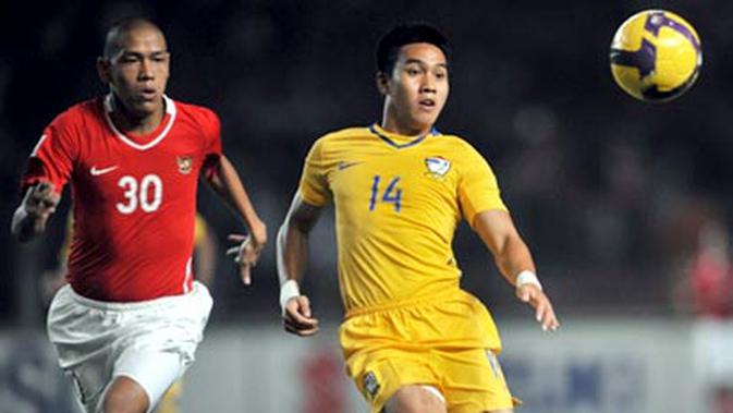 Thai's Teeratep Winothai vies for the ball with Indonesian player Nova Arianto during their AFF Suzuki Cup match in Jakarta on December 16, 2008. Thailand win 1-0. AFP PHOTO/Bay ISMOYO