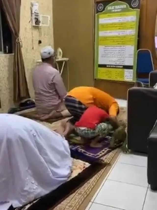 bocah sholat bawa mainan