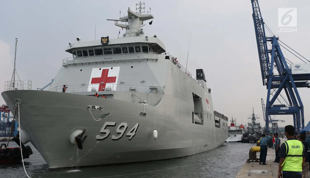 KRI Semarang-594 saat bersandar di dermaga 203, Jakarta, Jumat (15/3). Kapal itu tiba di Jakarta untuk memperkuat Unsur Satfib Komando Armada (Koarmada) I TNI AL setelah menjalani masa ujicoba dari Surabaya ke Jakarta. (Liputan6.com/Helmi Fithriansyah)