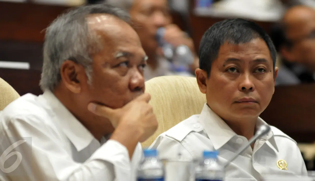 Menhub Iqnasius Jonan (kanan) dan Menteri Pekerjaan Umum Basuki Hadi Muljono saat raker dengan Komisi V DPR, Jakarta, (19/7) Komisi V DPR mengusulkan persetujuan mengenai anggaran RAPBN Perubahan 2017 3 kementerian tersebut. (Liputan6.com/Johan Tallo)