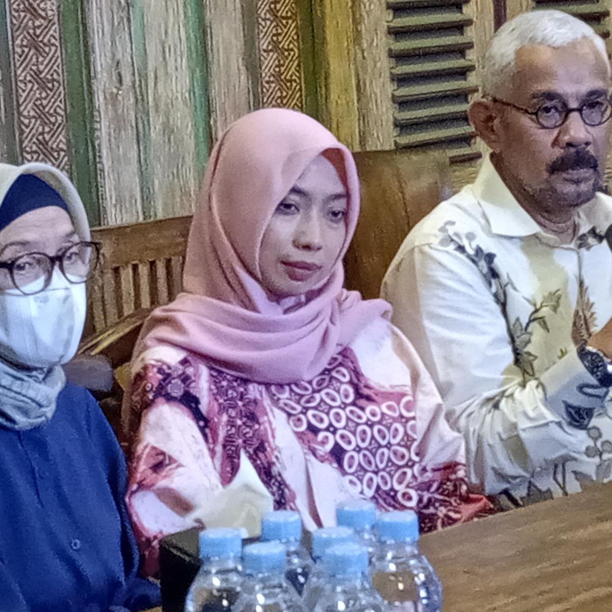 istri arya daru diplomat kemlu muncul ke publik