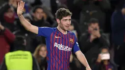 Langkah Pique juga diikuti oleh Sergi Roberto. Sergi mengaku tetap ingin bertahan di Camp Nou meski keuangan klub sedang tidak baik. Hal tersebut mendasari alasannya untuk mau menandatangani kontrak dua tahun dengan gaji yang dipangkas. (Foto: AFP/Lluis Gene)