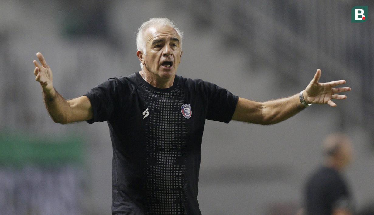 Pelatih Arema FC, Mario Gomez, saat melawan Tira Persikabo pada laga Shopee Liga 1 di Stadion Pakansari, Bogor, Senin, (2/3/2020). Tira Persikabo takluk 0-2 dari Arema FC. (Bola.com/M Iqbal Ichsan)