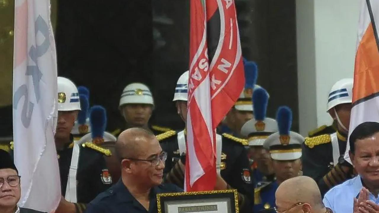Dari pantauan di lokasi, terlihat Ketua KPU Hasyim Asy'ari menerima langsung piagam penghargaan MURI itu dari Pendiri MURI Jaya Suprana.<br>
