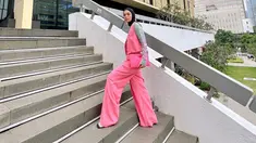 Selain gaya berpakaiannya yang mencuri perhatian, pose Tantri Namirah saat berfoto juga tak lepas dari perhatian warganet. Mulai dari berpose di jalan sampai di atas tangga hingga jalani pemotretan outdoor hingga indoor, Tantri Namirah selalu tampil stylish dan totalitas yang membuat hasil fotonya jadi makin unik dan banjir pujian. (Liputan6.com/IG/@tantrinamirah)