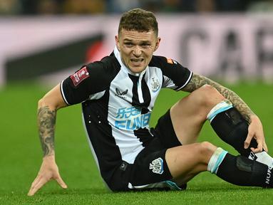 Newcastle United disingkirkan Cambridge United, klub Divisi 3 di Liga Inggris, di babak ketiga Piala FA 2021/2022, Sabtu (8/1/2022). Kekalahan tersebut juga mewarnai debut pahit Kieran Trippier yang baru didatangkan The Magpies dari klub Spanyol, Atletico Madrid. (AFP/Paul Ellis)