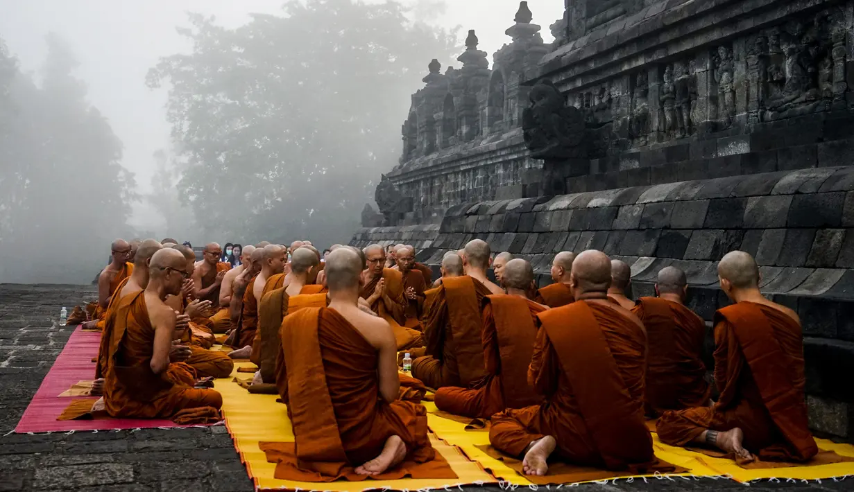 Para biksu memanjatkan doa saat berziarah ke Candi Borobudur, Magelang, Jawa Tengah, Sabtu (18/52019). Ziarah yang diikuti oleh para biksu dan umat Buddha tersebut untuk merefleksikan ajaran Sang Buddha serta menyambut Waisak 2563 BE/2019. (OKA HAMIED/AFP)