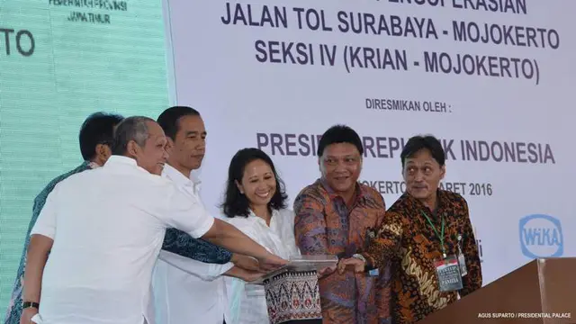 Presiden Jokowi resmikan Jalan Tol Surabaya-Mojokerto. (Liputan6.com/Faizal Fanani)