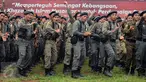 Anggota Banser NU meneriakkan yel yel jelang mengikuti Apel Kebangsaan di Perkemahan Ragunan, Jakarta, Selasa (18/4). Apel Kebangsaan dan Kemah Kemanusiaan ini diikuti ribuan anggota Banser NU dari berbagai daerah. (Liputan6.com/Helmi Fithriansyah)