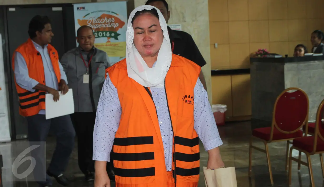 Tersangka dugaan suap terkait promosi dan mutasi jabatan di lingkungan Kabupaten Klaten, Sri Hartini usai menjalani pemeriksaan di Gedung KPK, Jakarta, Rabu (11/1). (Liputan6.com/Helmi Afandi)