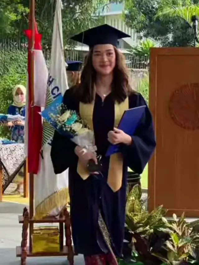 Wisuda Kayra Miendra
