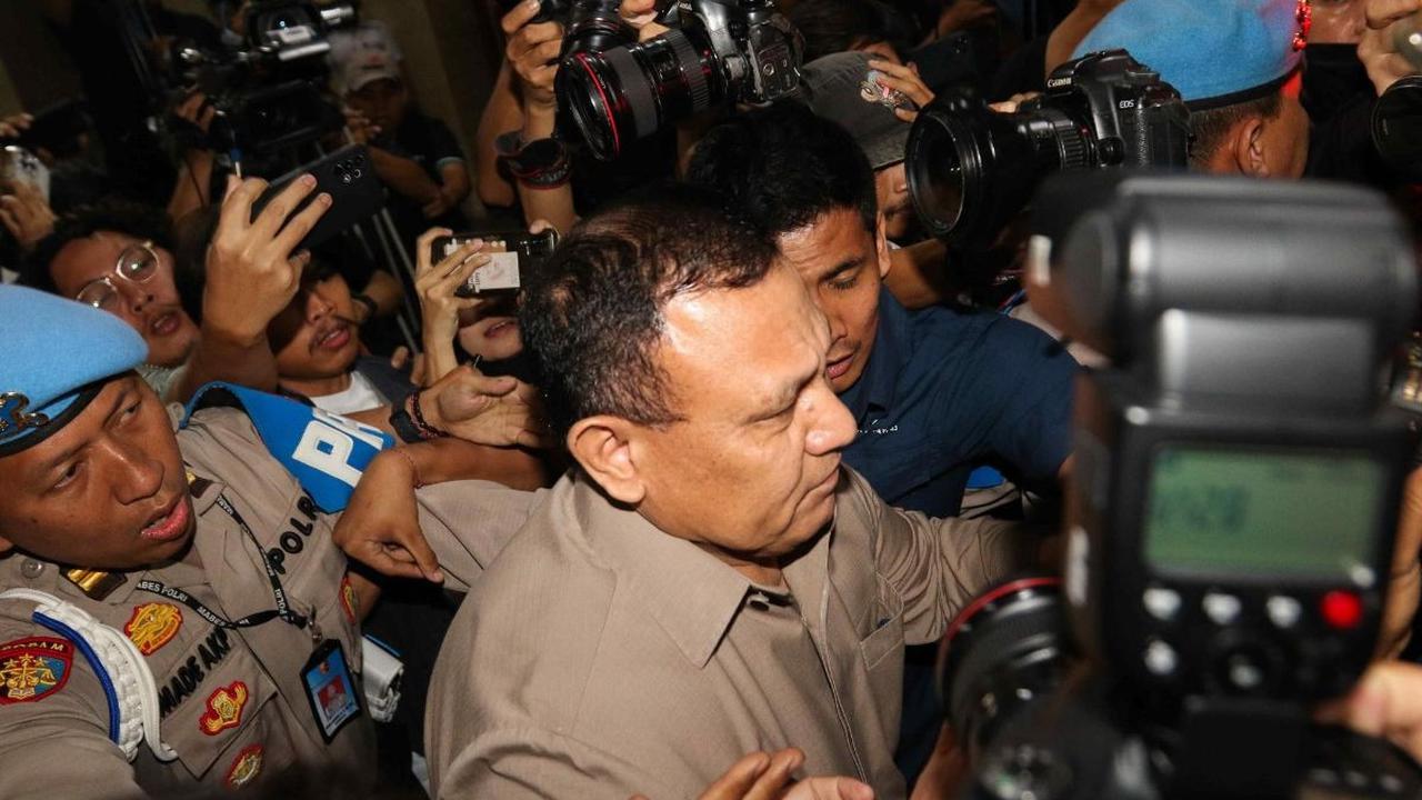 Namun, Arief Adiharsa tidak menjelaskan lebih detail alasan Firli tidak hadir dalam pemeriksaan hari ini.<br>