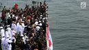 Suasana upacara Hari Pahlawan dari atas KRI dr.Soeharso 990 di Perairan Pulau Damar, Teluk Jakarta, (10/11). Upacara ini menghadirkan Veteran pejuang kemerdekaan, Pelajar dan perwakilan masyarakat dan organisasi kepemudaan. (Liputan6.com/JohanTallo)