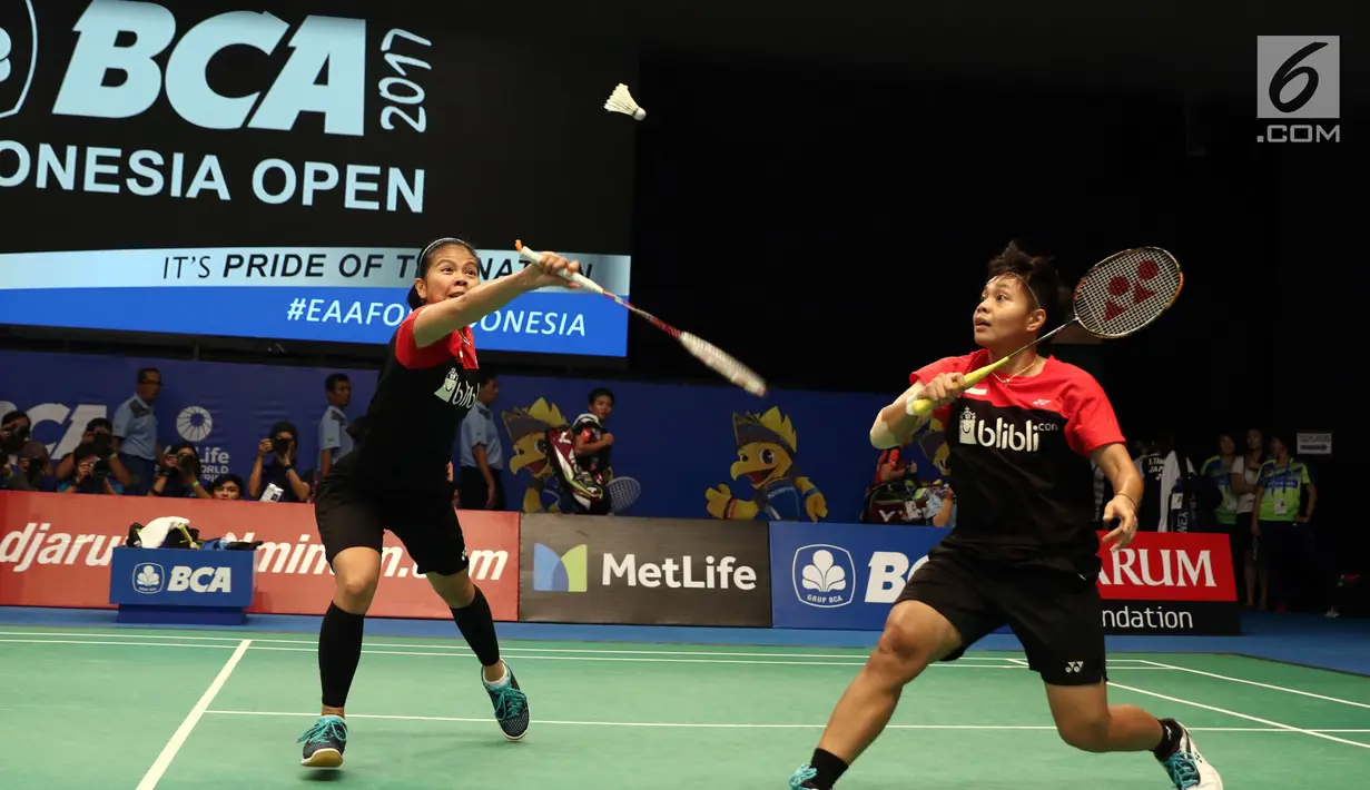 Ganda Putri Indonesia, Greysia Polii/Apriyani Rahayu mengembalikan kok ke arah Chae Yoo Jung/Kim So Yeong (Korsel) di Babak 32 Besar Indonesia Open 2017, Jakarta, Rabu (14/6). Greysia/Rahayu unggul 15-21. 21-23, 21-14. (Liputan6.com/Helmi Fithriansyah)