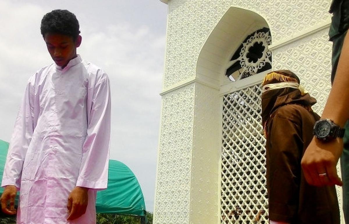 Eksekusi hukuman cambuk pasangan mesum di Aceh jadi tontonan