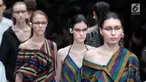 Sejumlah model mengenakan busana rancangan Lulu Lutfi Labibi dalam ajang Jakarta Fashion Week 2018 di Senayan City, Jakarta, Kamis (26/10). Lulu menampilkan rancangannya dengan mengusung tema 'Persimpangan'. (Liputan6.com/Faizal Fanani)