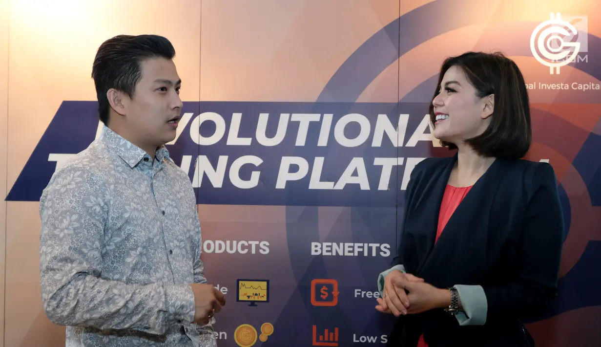 Brand Ambassador Global Investa Capital (GIC) Trade Merry Riana dan CEO GIC Trade Peter Tendean berbincang di sela peluncuran Platform GIC Trade Futures di Jakarta, Sabtu (13/4). GIC Trade yakin bisa mendorong pola pikir investasi lebih kuat di Indonesia. (Liputan6.com/Fery Pradolo)
