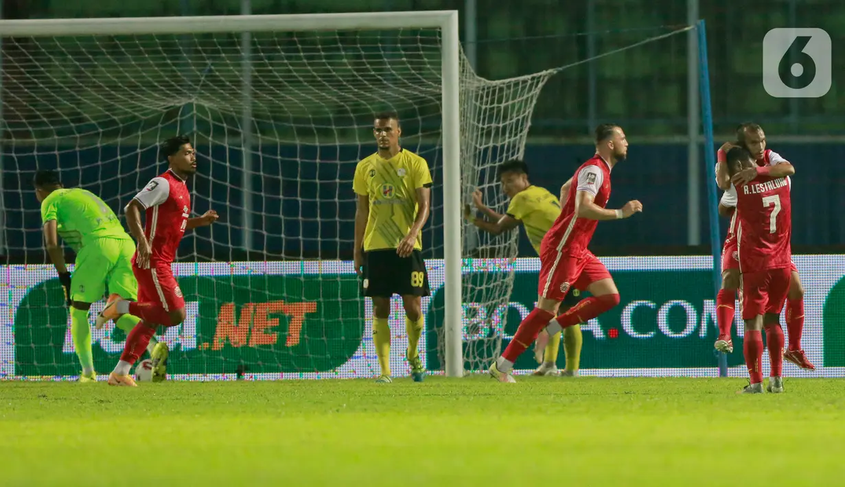 Para pemain Persija Jakarta merayakan gol yang dicetak oleh Marko Simic ke gawang Barito Putera pada laga perempat final Piala Menpora 2021 di Stadion Kanjuruhan, Malang, Sabtu (10/4/2021). Persija Jakarta menang dengan skor 1-0. (Bola.com/Arief Bagus)