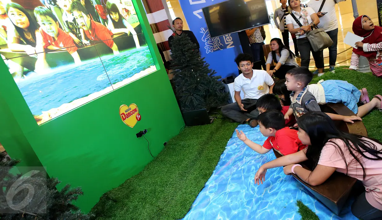 Sejumlah anak-anak asyik bermain perahu 3 dimensi di Kota Kasablanka, Jakarta (12/11). Dalam rangka ulang tahun ke 150, Nestle mengajak keluarga mengikuti kegiatan Swiss Village. (Liputan6.com/Fery Pradolo)