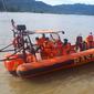 Tim SAR Kota Padang melakukan pencarian terhadapa korban kapal nelayan yang karam di Perairan Kota Padang. (Liputan6.com/ Dok SAR Padang)