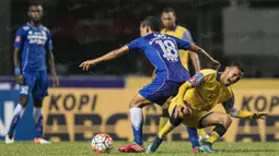 Pemain Barito Putera, Rizky Pora, dijatuhkan pemain Persib, Jajang Sukmara, pada laga TSC 2016 di Stadion Pakansari, Bogor, Jawa Barat, Sabtu (13/8/2016). Persib menang 2-0 atas Barito Putera. (Bola.com/Vitalis Yogi Trisna)