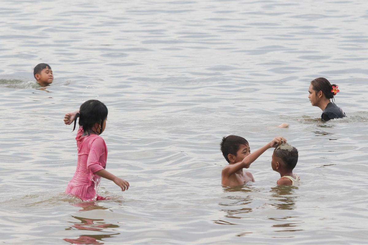 Ribuan warga berwisata di Pantai Ancol