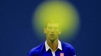 Novak Djokovic memperhatikan bola pukulannya saat final AS Terbuka 2015 di Stadion Arthur Ashe, Senin (14/9/2015) pagi WIB. (Reuters/Eduardo Munoz)