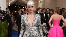 Cara Delevingne menggeser posisi Kate Moss sebagai model Inggris dengan pendapatan tertinggi. Selama setahun terakhir, Delevingne berhasil mengumpulkan pendapatan sebesar 8 juta poundsterling atau Rp384 juta sehari. (AP Photo/Thibault Camus)