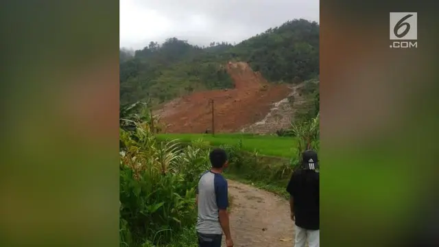 Longsor menimbun puluhan rumah di Kampung Cimapag, Desa Sirnaresmi, Kecamatan Cisolok, Kabupaten Sukabumi.