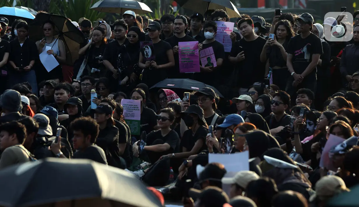 Ratusan orang berpakaian hitam memenuhi area depan Istana Negara, Jalan Medan Merdeka Utara, Jakarta Pusat, Kamis (4/9/2025). (Liputan6.com/Helmi Fithriansyah)