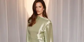 Grace Gummer mengenakan gaun Dior berbahan sutra warna hijau pastel dan emas, yang dipercantik dengan detail kain tule yang halus serta aksen pita di bagian samping. Ditambah dengan pulasan makeup dari Dior Beauty. / Foto dok: Dior.