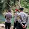 TKP tenggelamnya dua bocah di Air Terjun Way Lalaan, Tanggamus Lampung, dipasang garis polisi. (Liputan6.com/ Dok Ist)