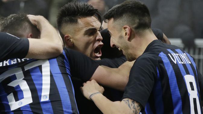Striker Inter Milan, Lautaro Martinez, melakukan selebrasi usai membobol gawang Napoli pada laga Serie A di Stadion San Siro, Rabu (26/12). Inter Milan menang 1-0 atas Napoli. (AP/Luca Bruno)
