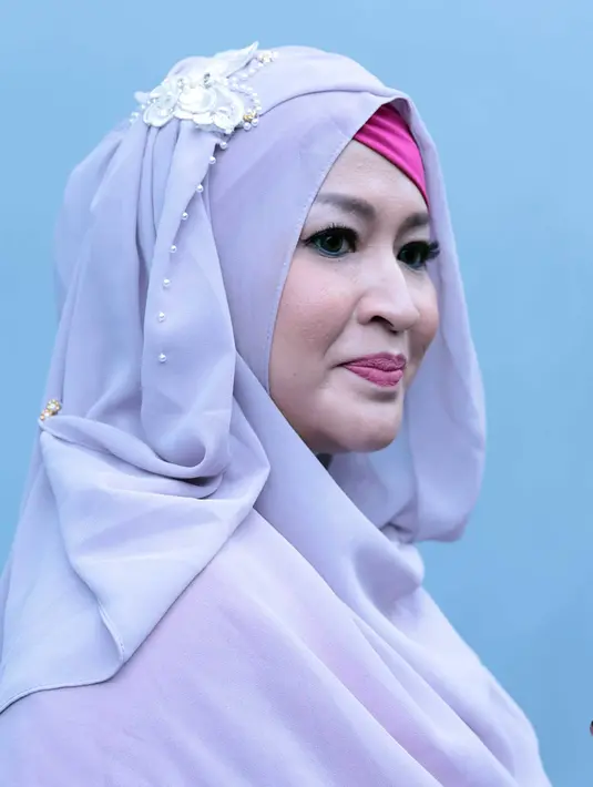 Saat sedang berkeluh kesah dengan suami, Gunawan, Okie Agustina mengaku capek dengan pekerjaannya. Lantas, ia menuliskan dalam akun Pathnya. Status itu disebarkan orang iseng, padahal ia mengaku bahwa itu kejadiannya telah lama. (Deki Prayoga/Bintang.com)