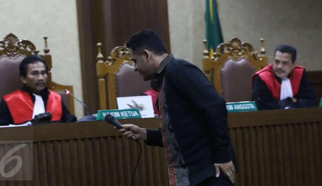 Muhammad Nazaruddin jelang memberi kesaksian di persidangan kasus e-KTP di Pengadilan Tipikor, Jakarta, Senin (3/4). Nazaruddin menjadi saksi untuk terdakwa Irman dan Sugiharto. (Liputan6.com/Helmi Afandi)