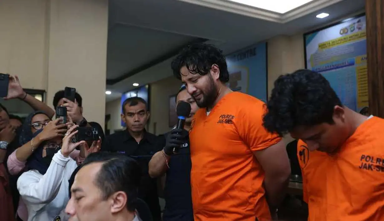 Ammar menangis ketika meminta maaf pada sang istri, Irish Bella juga keluarganya. "Pertama-tama saya mau minta maaf ke istri saya. Maafkan saya," kata Ammar dengan suara bergetar. [KapanLagi.com/Bayu Herdianto]