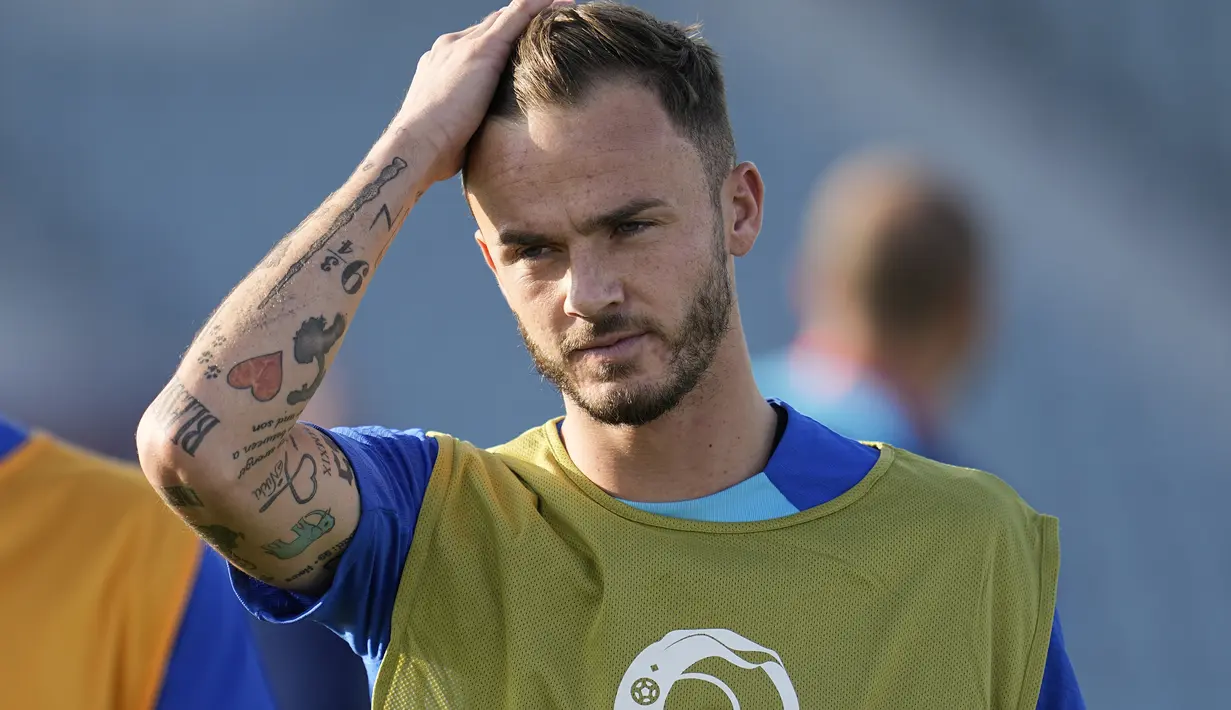 Gelandang Inggris, James Maddison saat mengikuti sesi latihan di Kompleks Olahraga Al Wakrah di Al Wakarah, Qatar, Senin, 28 November 2022. Inggris akan bertanding melawan Wales pada lanjutan grup B Piala Dunia 2022. (AP Photo/Abbie Parr)