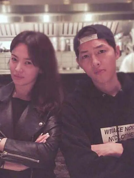 Kabar terbaru, Song Joong Ki  dan Song Hye Kyo baru-baru ini terlihat berada di Paris. Keduanya melakukan perjalanan meninggalkan Korea untuk berlibur sebelum hari bahagianya itu tiba. (Instagram/songjoongkionly)