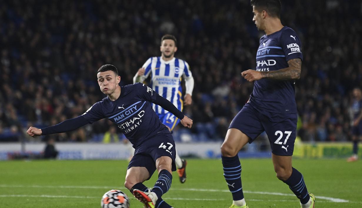 Di penghujung babak pertama, Manchester City hampir memperbesar keunggulan. Tembakan Phil Foden usai menerima sodoran Ilkay Guendogan masih bisa ditangkap Robert Sanchez. (AFP/Glyn Kirk)