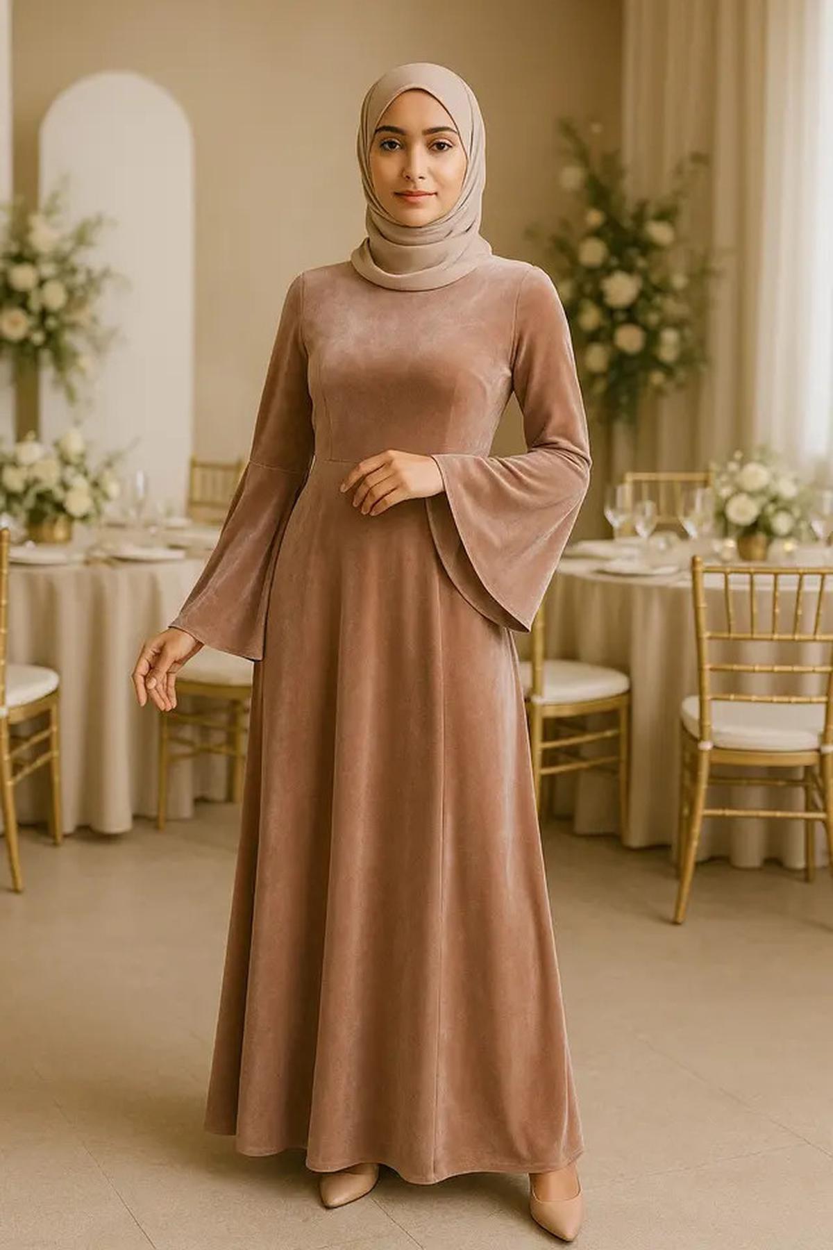 8 Inspirasi Long Dress Lengan Flare Bahan Velvet, Mewah dan Stylish