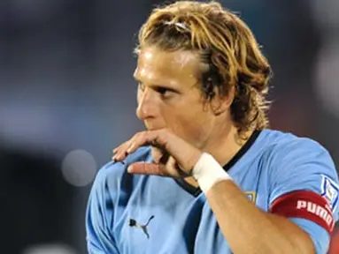 Uruguay's forward Diego Forlan leaves the field at the end of a FIFA World Cup South Africa-2010 South American qualifier match against Brazil at Centenario Stadium in Montevideo on June 6, 2009. Brazil won 4-0. AFP PHOTO/Miguel Rojo