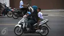 Seorang wanita mengenakan masker saat mengendarai motor bersama anak-anaknya di Narathiwat, Thailand, Senin (5/10/2015). Kabut asap dari kebakaran hutan di Indonesia kini menyelimuti provinsi di wilayah selatan Thailand. (AFP PHOTO/Madaree TOHLALA)